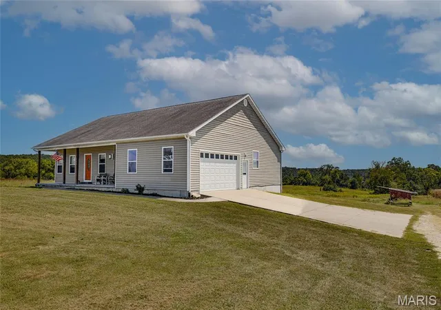 Photo 4 of Single family home for sale at 1042 Meadowbrook Ct, Farmington, MO 63640 | MLS# MIS26038054 | Listing updated on 2026-09-24