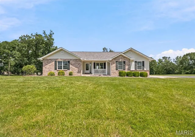 Homes for sale in Winfield, MO | 451 Birkhead Rd, Winfield, MO 63389 | MLS# MIS26038062