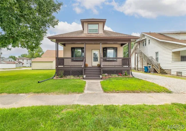 Photo 1 of Sale Pending at 640 E Ferguson Ave, Wood River, IL 62095 | MLS# MIS26038064 | Listing updated on 2026-09-22