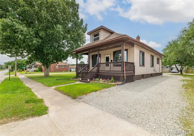 Homes for sale in Wood River, IL | 640 E Ferguson Ave, Wood River, IL 62095 | MLS# MIS26038064