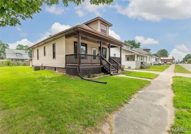 Homes for sale in Wood River, IL | 640 E Ferguson Ave, Wood River, IL 62095 | MLS# MIS26038064
