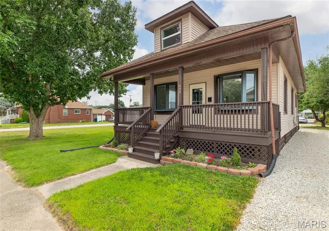 Homes for sale in Wood River, IL | 640 E Ferguson Ave, Wood River, IL 62095 | MLS# MIS26038064