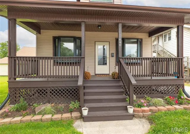 Homes for sale in Wood River, IL | 640 E Ferguson Ave, Wood River, IL 62095 | MLS# MIS26038064