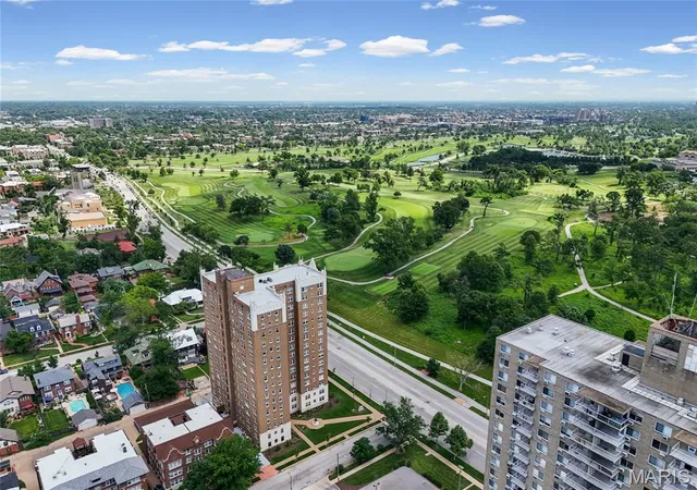 Photo 2 of Condo for sale at 625 S Skinker Blvd #301, Saint Louis, MO 63105 | MLS# MIS26038086 | Listing updated on 2026-08-17
