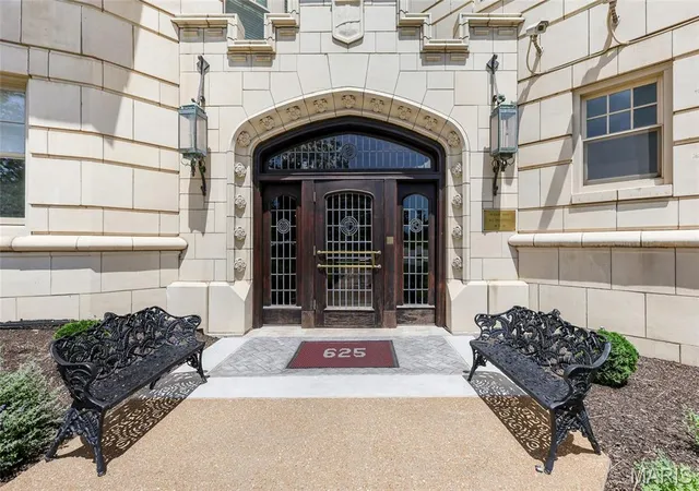 Listing Photo 4 - Condo for sale in building located at 625 S Skinker Blvd, St. Louis, MO 63105 - Unit #301
