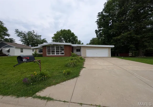 Homes for sale in Fairview Heights, IL | 34 Wilshire Dr, Fairview Heights, IL 62208 | MLS# MIS26038097