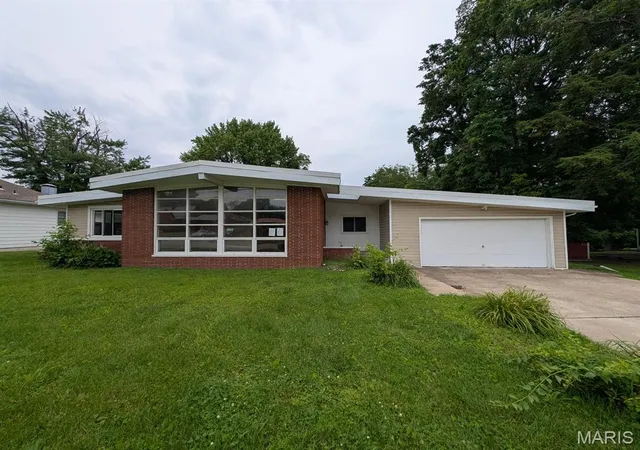 Homes for sale in Fairview Heights, IL | 34 Wilshire Dr, Fairview Heights, IL 62208 | MLS# MIS26038097