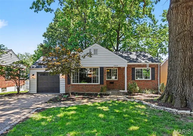 Homes for sale in Webster Groves, MO | 1310 Lanvale Dr, Webster Groves, MO 63119 | MLS# MIS26038098