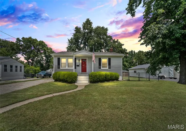 Homes for sale in Belleville, IL | 325 S 52nd St, Belleville, IL 62226 | MLS# MIS26038221