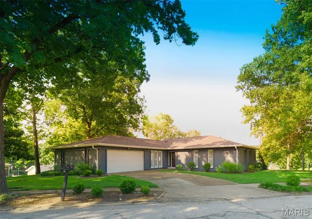 Homes for sale in Ballwin, MO | 1012 Stuyvesant Ln, Ballwin, MO 63011 | MLS# MIS26038242