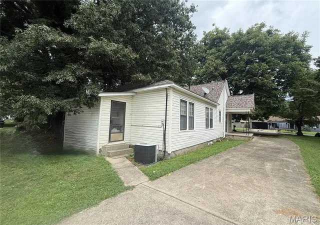 Homes for sale in Caruthersville, MO | 804 Ferguson Ave, Caruthersville, MO 63830 | MLS# MIS26038248