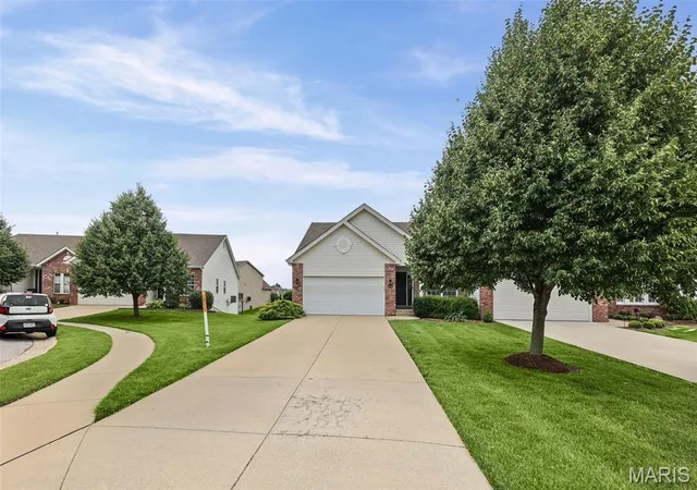 Homes for sale in Maryville, IL | 6852 Kensington Dr, Maryville, IL 62062 | MLS# MIS26038261