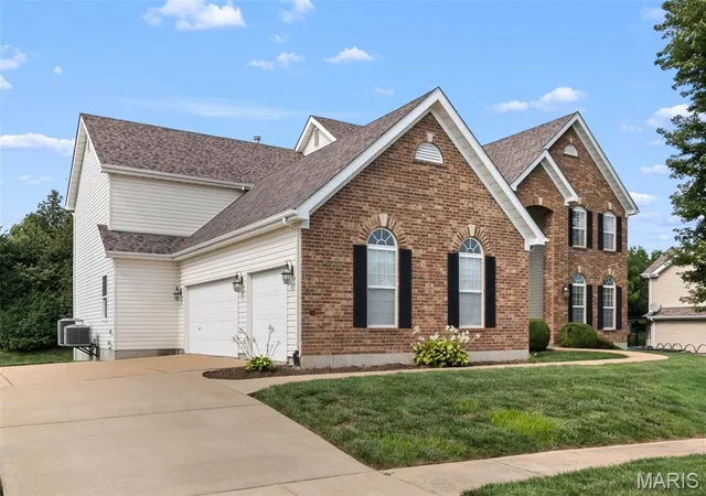 Photo 2 of Sale Pending at 4053 Portland Ridge Dr, Florissant, MO 63034 | MLS# MIS26038299 | Listing updated on 2026-08-24