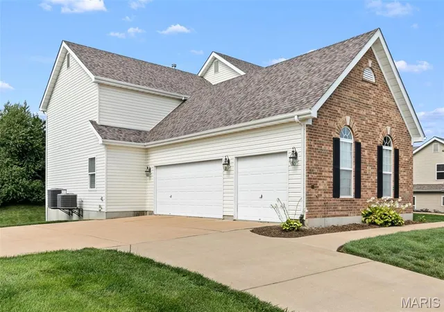 Photo 3 of Sale Pending at 4053 Portland Ridge Dr, Florissant, MO 63034 | MLS# MIS26038299 | Listing updated on 2026-08-24