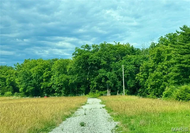 3rd image of 13628 Thornberry Rd, New London, MO 63459 | MLS# MIS26038344