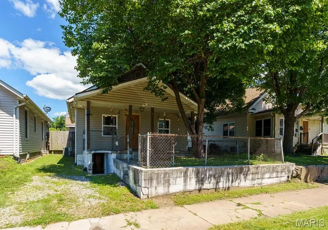 Homes for sale in Granite City, IL | 2221 Lee Ave, Granite City, IL 62040 | MLS# MIS26038372