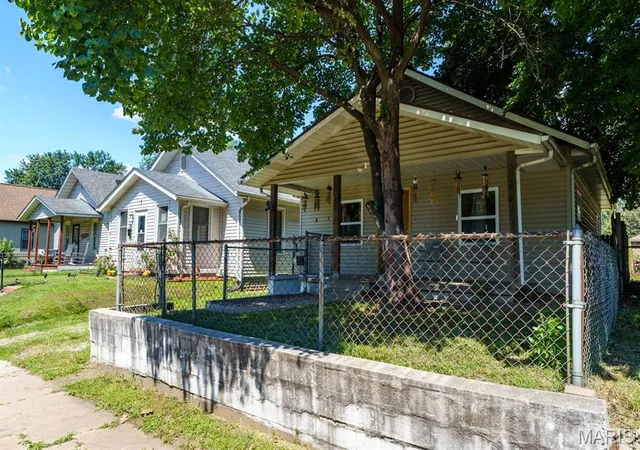 Homes for sale in Granite City, IL | 2221 Lee Ave, Granite City, IL 62040 | MLS# MIS26038372