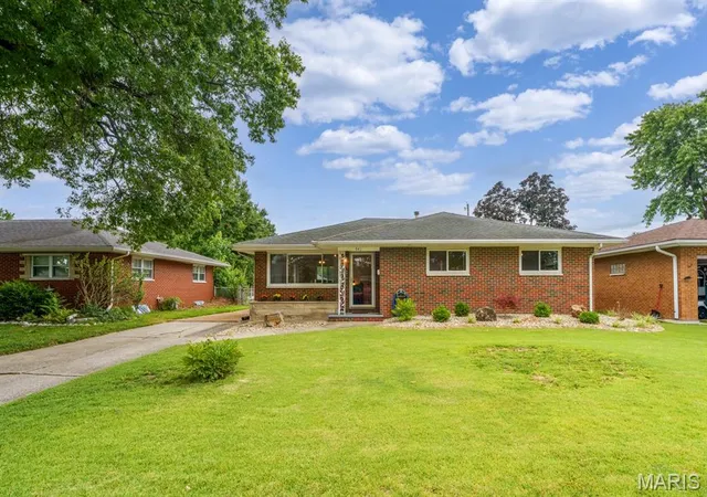 Homes for sale in Wood River, IL | 941 Willow St, Wood River, IL 62095 | MLS# MIS26038373