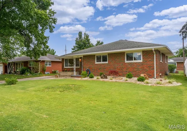 Homes for sale in Wood River, IL | 941 Willow St, Wood River, IL 62095 | MLS# MIS26038373