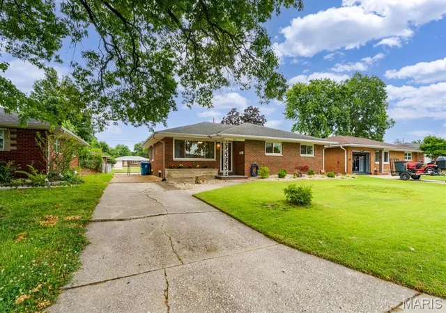Homes for sale in Wood River, IL | 941 Willow St, Wood River, IL 62095 | MLS# MIS26038373