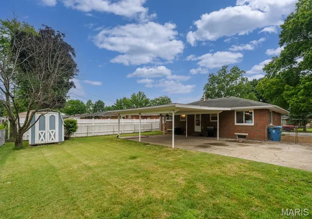 Homes for sale in Wood River, IL | 941 Willow St, Wood River, IL 62095 | MLS# MIS26038373
