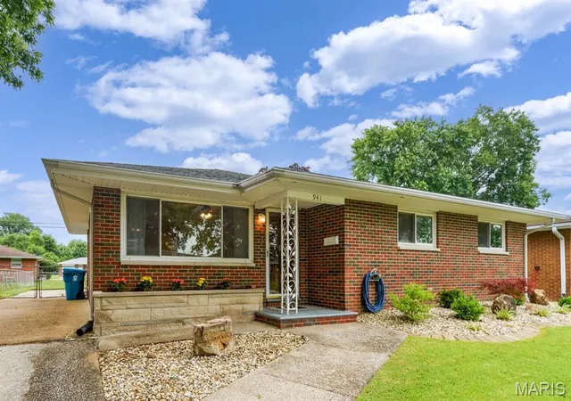Homes for sale in Wood River, IL | 941 Willow St, Wood River, IL 62095 | MLS# MIS26038373