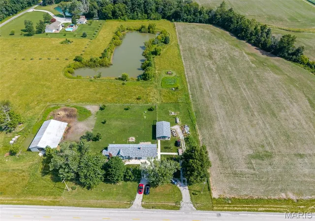 Photo 2 of Single family home for sale at 23035 Dubois Blacktop Rd, Du Bois, IL 62831 | MLS# MIS26038396 | Listing updated on 2026-09-15