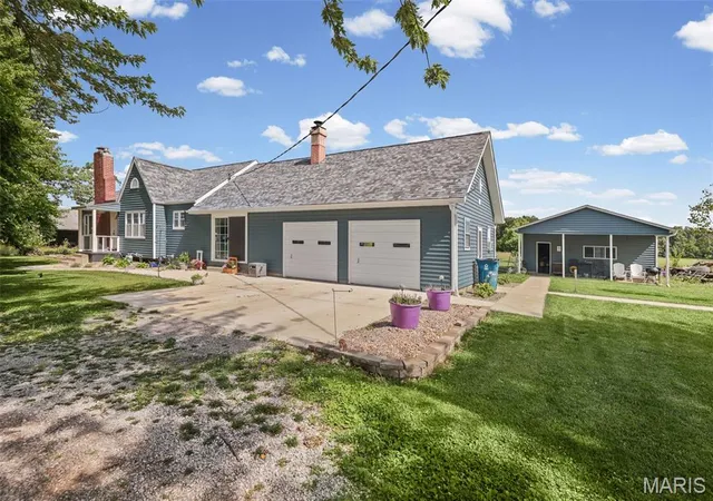 Photo 2 of Single family home for sale at 23035 Dubois Blacktop Rd, Du Bois, IL 62831 | MLS# MIS26038396 | Listing updated on 2026-08-06