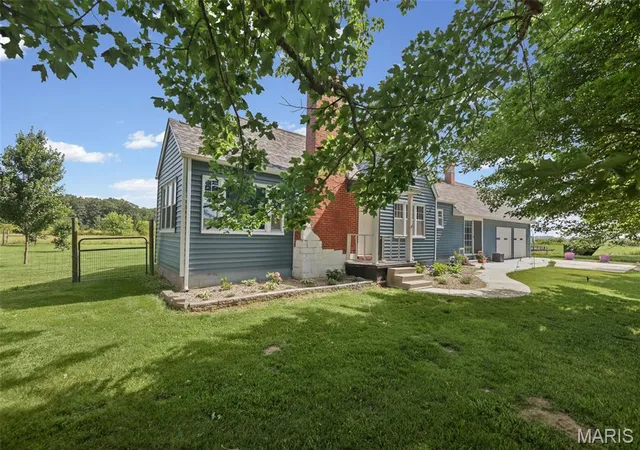 Photo 3 of Single family home for sale at 23035 Dubois Blacktop Rd, Du Bois, IL 62831 | MLS# MIS26038396 | Listing updated on 2026-08-06