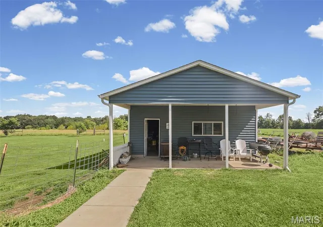 Photo 4 of Single family home for sale at 23035 Dubois Blacktop Rd, Du Bois, IL 62831 | MLS# MIS26038396 | Listing updated on 2026-08-06