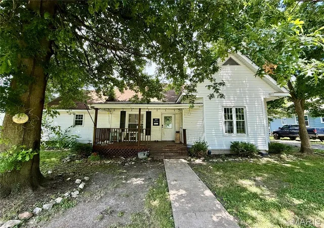 Homes for sale in Wellsville, MO | 307 E Water St, Wellsville, MO 63384 | MLS# MIS26038418