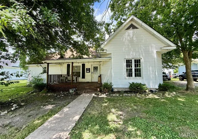 Homes for sale in Wellsville, MO | 307 E Water St, Wellsville, MO 63384 | MLS# MIS26038418