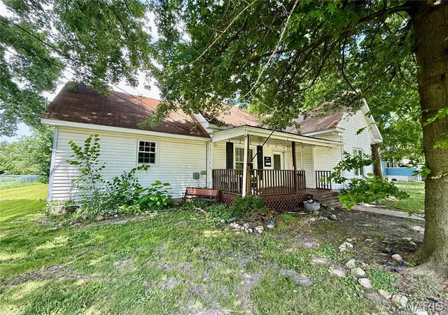 Homes for sale in Wellsville, MO | 307 E Water St, Wellsville, MO 63384 | MLS# MIS26038418