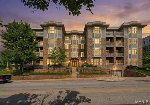 2nd image of 540 N And S Rd, Saint Louis, MO 63130