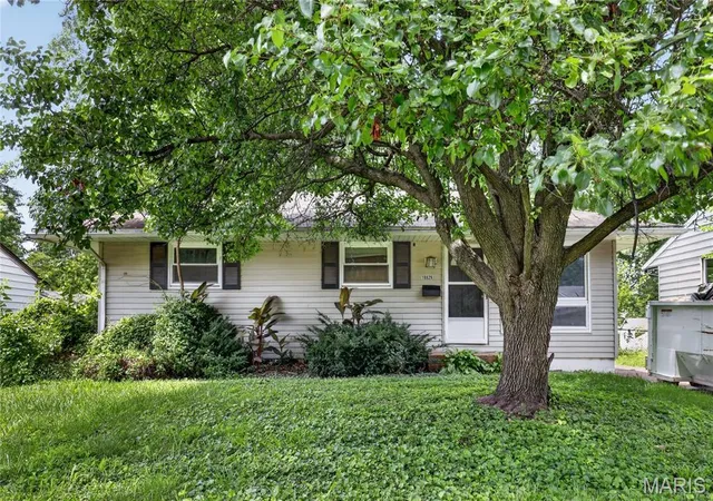 Photo 3 of Sale Pending at 10829 Glen Garry Rd, Saint Louis, MO 63137 | MLS# MIS26038451 | Listing updated on 2026-10-27
