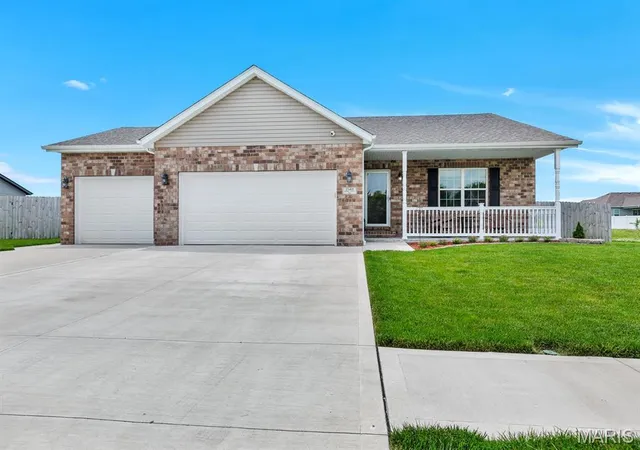 Homes for sale in Granite City, IL | 3548 Cardinal Crossing Blvd, Granite City, IL 62040 | MLS# MIS26038476