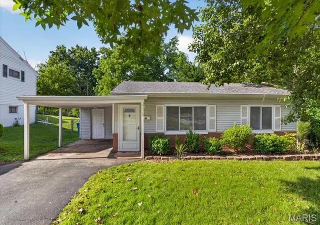 Homes for sale in Ballwin, MO | 200 Hillcrest Blvd, Ballwin, MO 63021 | MLS# MIS26038480