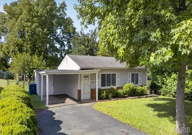Homes for sale in Ballwin, MO | 200 Hillcrest Blvd, Ballwin, MO 63021 | MLS# MIS26038480