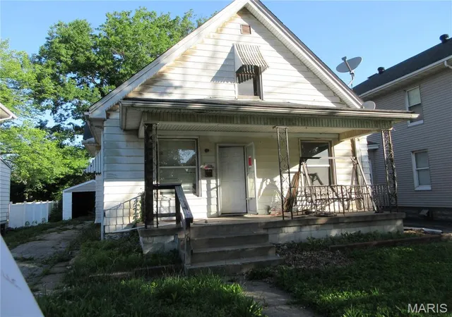 Homes for sale in Granite City, IL | 2403 Grand Ave, Granite City, IL 62040 | MLS# MIS26038481