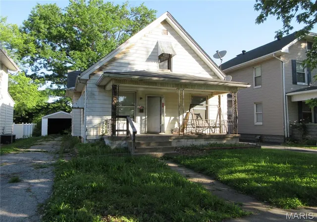 Homes for sale in Granite City, IL | 2403 Grand Ave, Granite City, IL 62040 | MLS# MIS26038481