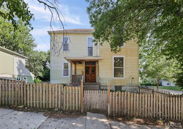 Photo 2 of Single family home for sale at 407 E 9th St, Alton, IL 62002 | MLS# MIS26038486 | Listing updated on 2026-09-26