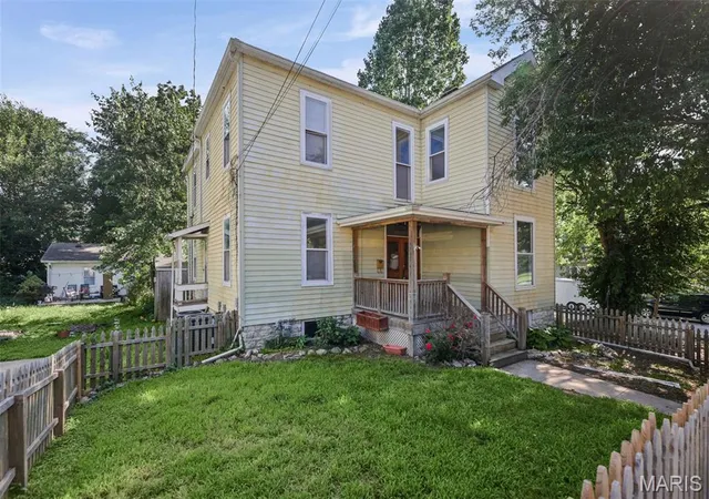 Photo 3 of Single family home for sale at 407 E 9th St, Alton, IL 62002 | MLS# MIS26038486 | Listing updated on 2026-09-26