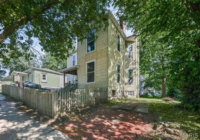 Photo 3 of Single family home for sale at 407 E 9Th St, Alton, IL 62002 | MLS# MIS26038486 | Listing updated on 2026-10-13
