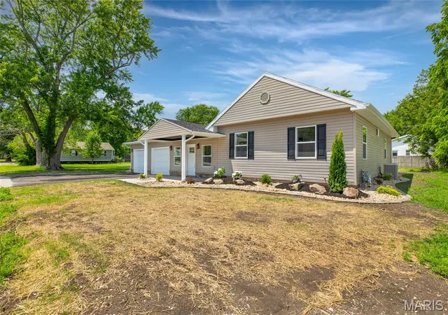 Homes for sale in Gillespie, IL | 503 W Chestnut St, Gillespie, IL 62033 | MLS# MIS26038490