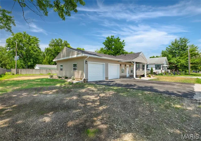 Homes for sale in Gillespie, IL | 503 W Chestnut St, Gillespie, IL 62033 | MLS# MIS26038490