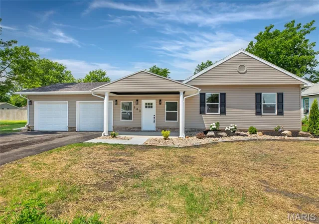 Homes for sale in Gillespie, IL | 503 W Chestnut St, Gillespie, IL 62033 | MLS# MIS26038490