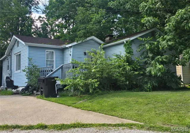 Photo 1 of Single family home for sale at 735 E Adams St, Belleville, IL 62220 | MLS# MIS26038504 | Listing updated on 2026-08-25