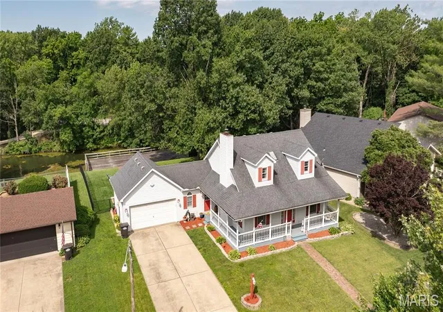 Homes for sale in Brighton, IL | 24 Islander Dr, Brighton, IL 62012 | MLS# MIS26038507