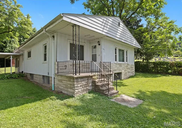 Homes for sale in Wood River, IL | 551 Woodland Ave, Wood River, IL 62095 | MLS# MIS26038539