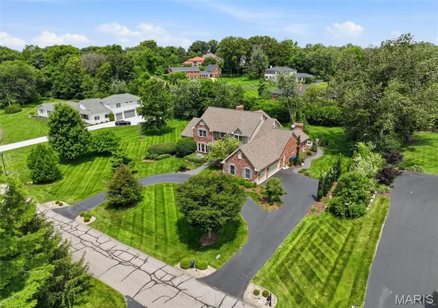 4th image of 121 Ballas Ct, And Country, MO 63131 | MLS# MIS26038549